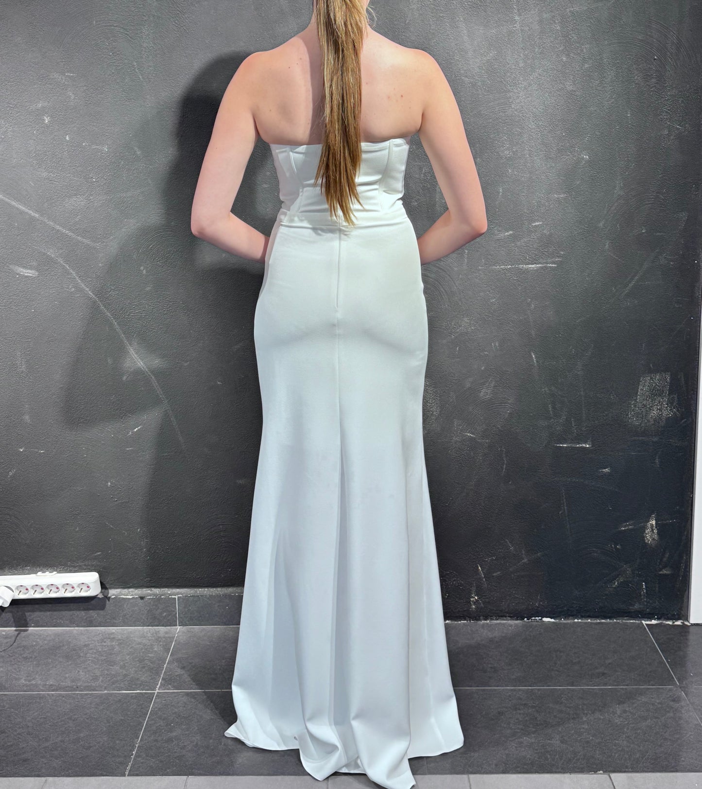 Weißes Abendkleid mit Steinen | Hochzeit, besondere Anlässe | 50 % Rabatt | Kollektion 2025