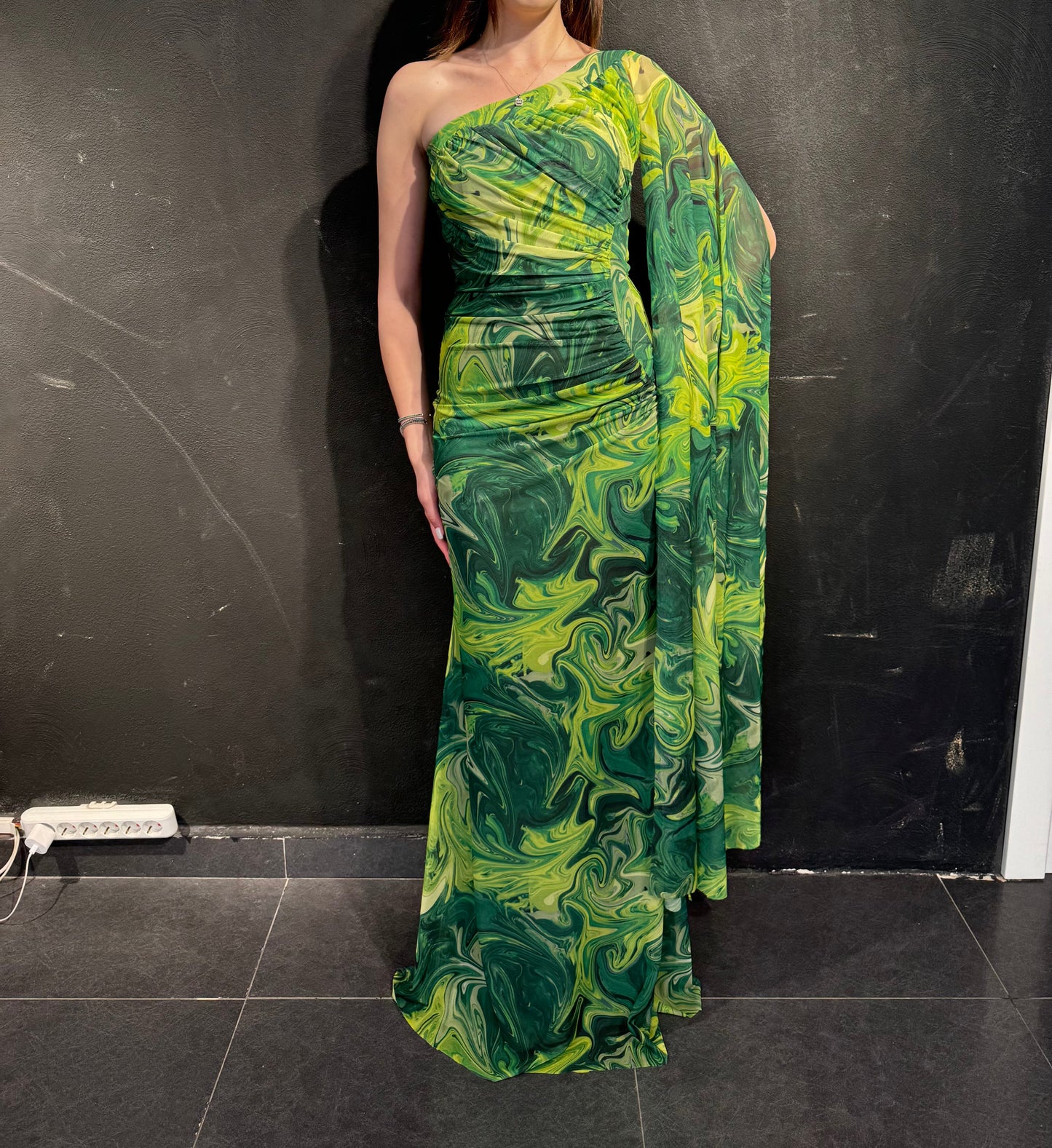 Grünes Maxi-Abendkleid mit asymmetrischem Ausschnitt | Sonderanfertigungen