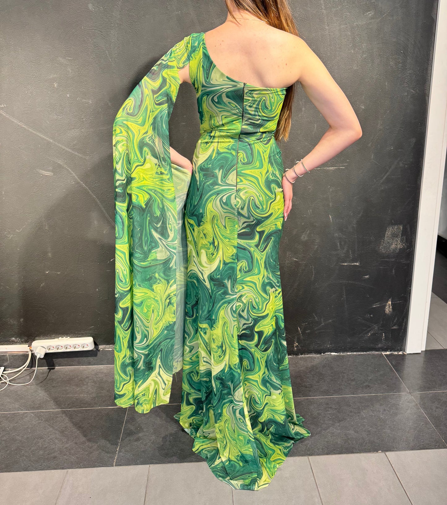 Grünes Maxi-Abendkleid mit asymmetrischem Ausschnitt | Sonderanfertigungen